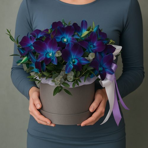 Цветы в коробке «Фиолетовое очарование с орхидеями»