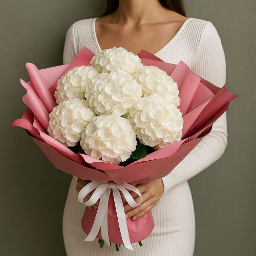 Букет «нежно-белые гортензии в розовой упаковке»